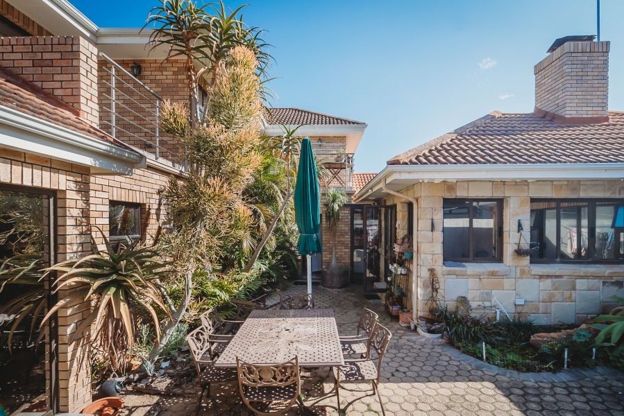 7 Bedroom Property for Sale in Outeniqua Strand Western Cape